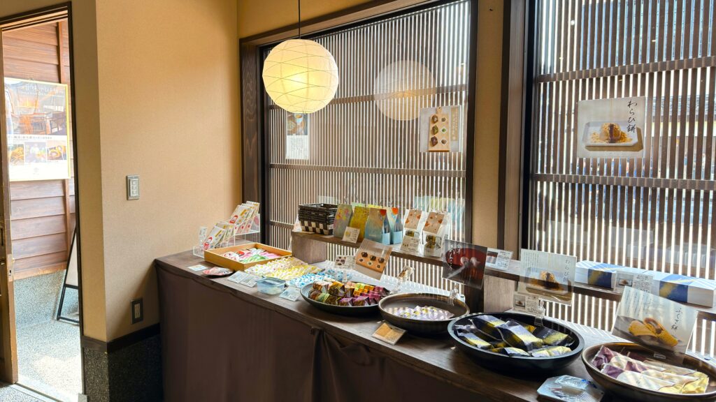 和菓子村上東山店_和菓子が並んでいる様子