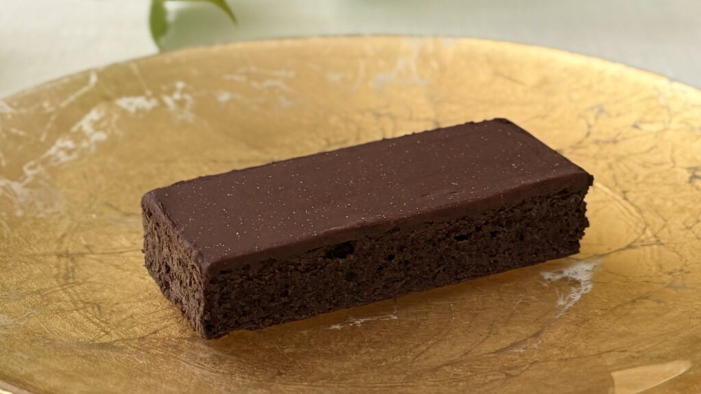 金沢お土産_あいの風「金沢金箔吟醸 gateau ショコラ」の皿のせ