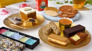 金沢お土産_「加賀棒ほうじ茶サンド」や「金のフィナンシェ」などを皿に盛り付けている様子