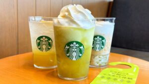 スターバックス_2025サマー第3弾3つの夏マスカットの「グラン マスカット フラペチーノ®」や「チラックス ソーダ マスカット」などが並んでいる様子
