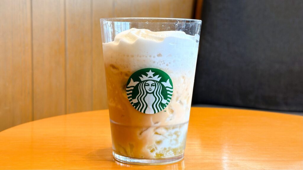 スターバックス_グラスに入った「マスカット アールグレイ フローズン ティー」