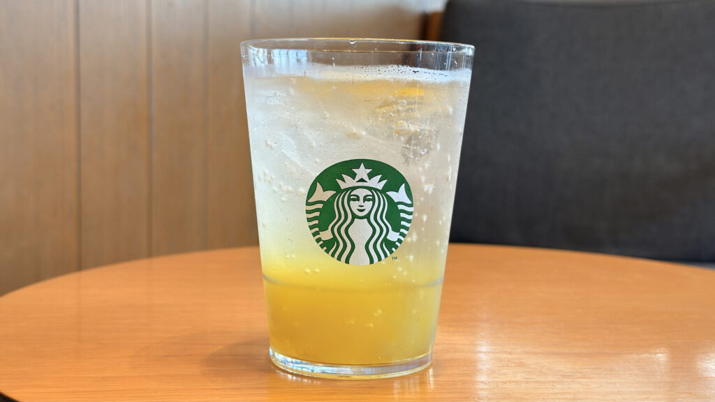 スターバックス_グラスに入った「チラックス ソーダ マスカット」