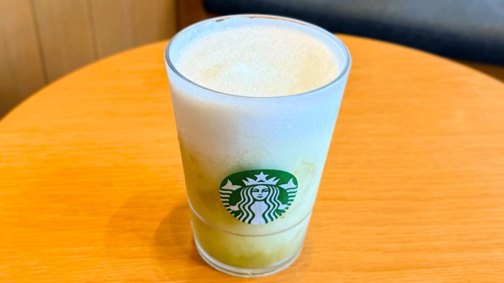 スターバックス_混ぜた「グラン マスカット フラペチーノ®」の様子