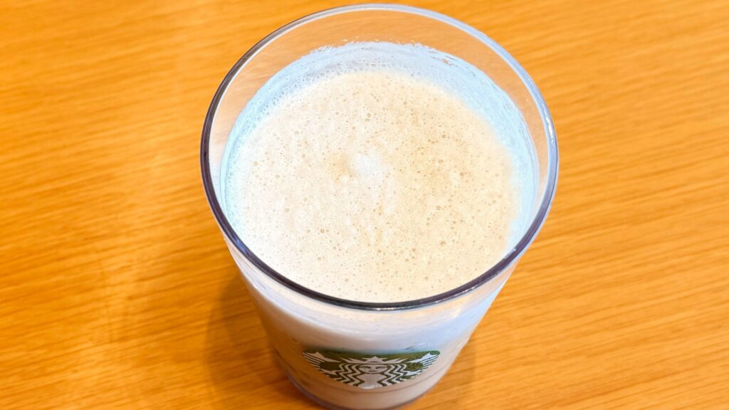スターバックス_混ぜた「マスカット アールグレイ フローズン ティー」の様子