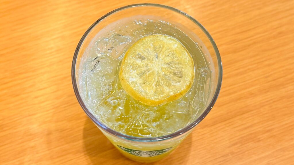 スターバックス_レモンが入った「チラックス ソーダ マスカット」