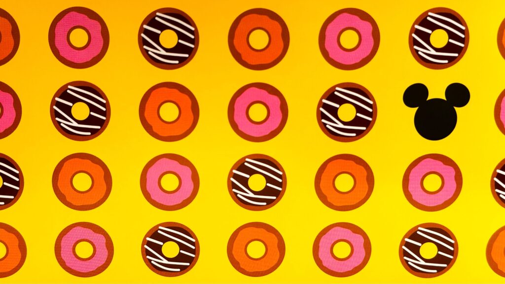 ミスタードーナツ_数量限定テイクアウト専用「ディズニースマイルコレクション」のパッケージのイラスト