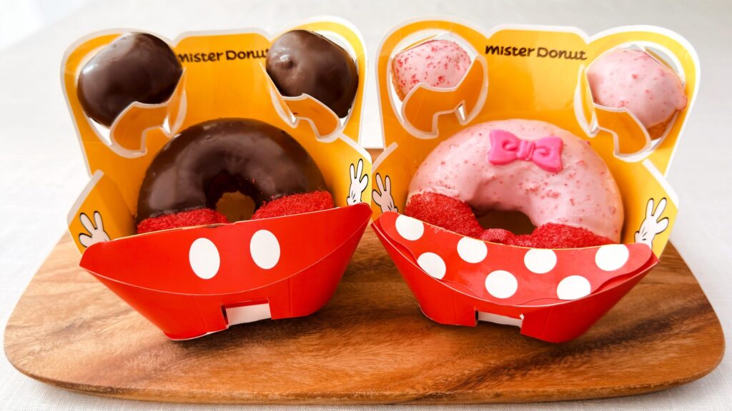 ミスタードーナツ_パッケージに入った「ふわふわシューチョコリング<ミッキーマウス>」と「ふわふわシューストロベリーリング <ミニーマウス>」