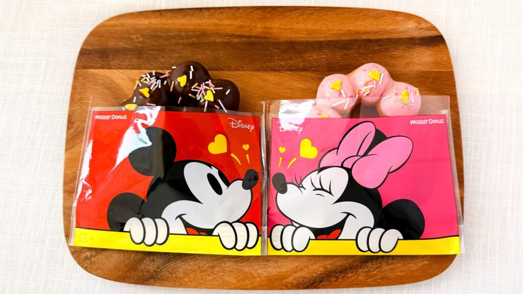 ミスタードーナツ_木皿にのった「ポン・デ・スマイルチョコレート<ミッキーマウス>」と「ポン・デ・スマイルストロベリー<ミニーマウス>」