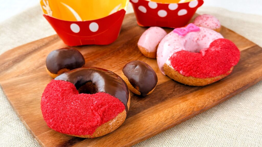 ミスタードーナツ_木皿にのったふわふわシューチョコリング<ミッキーマウス>」と「ふわふわシューストロベリーリング<ミニーマウス>」