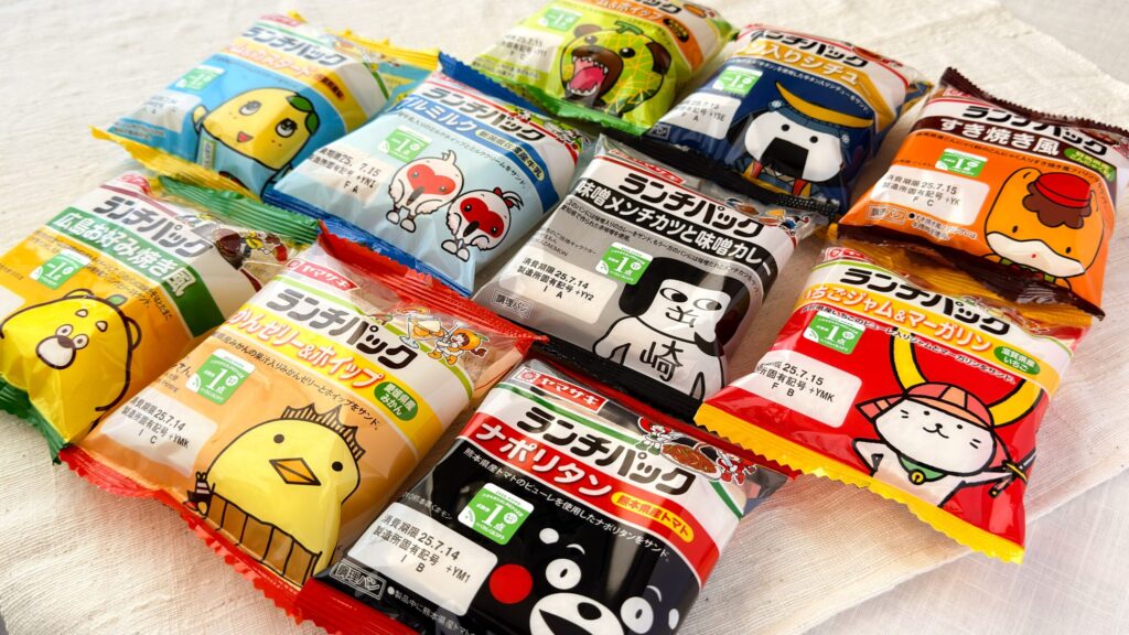 山崎製パン_ご当地ランチパックのパッケージが斜めに並んでいる様子