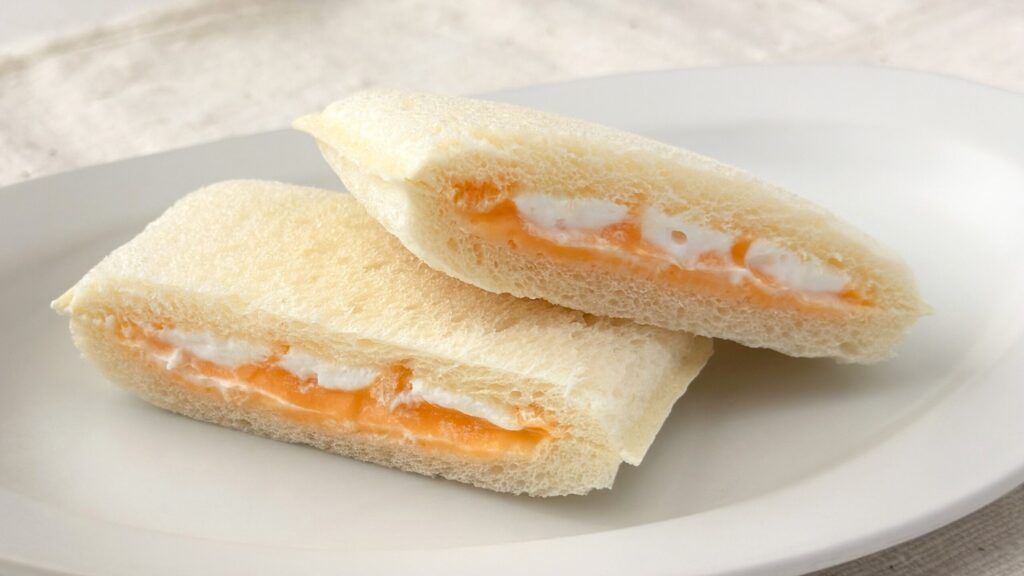 山崎製パン_「メロンクリーム＆ホイップ 北海道産メロン」の断面