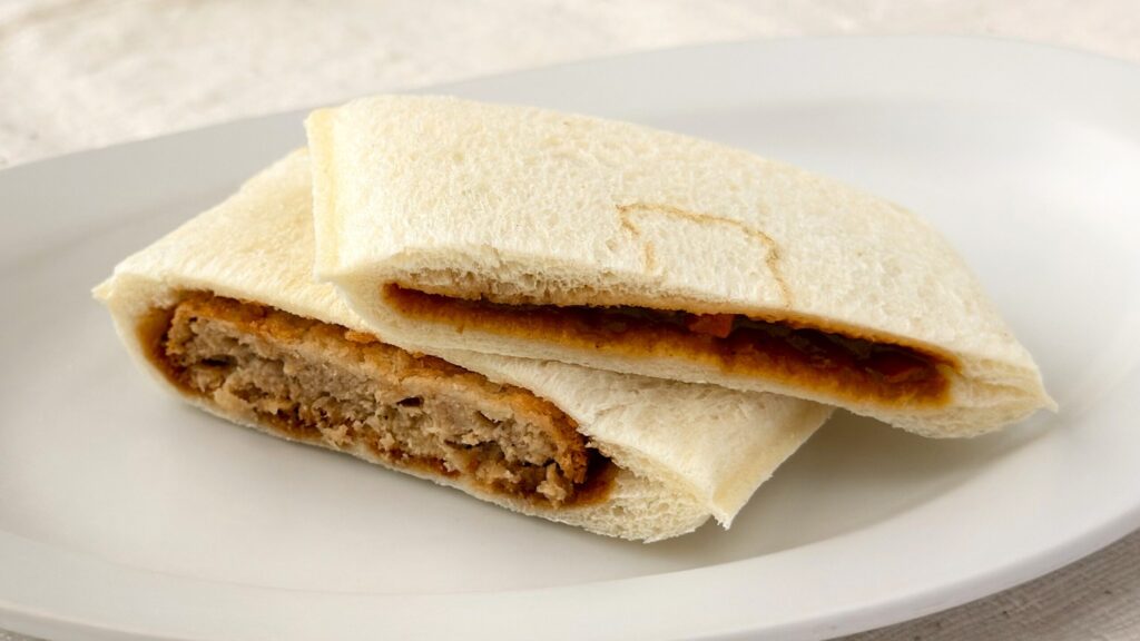 山崎製パン_ランチパック「味噌メンチカツと味噌カレー」の断面