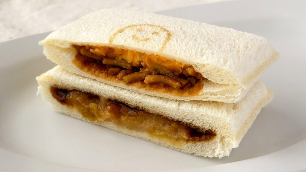 山崎製パン_ランチパック「広島お好み焼き風」の断面