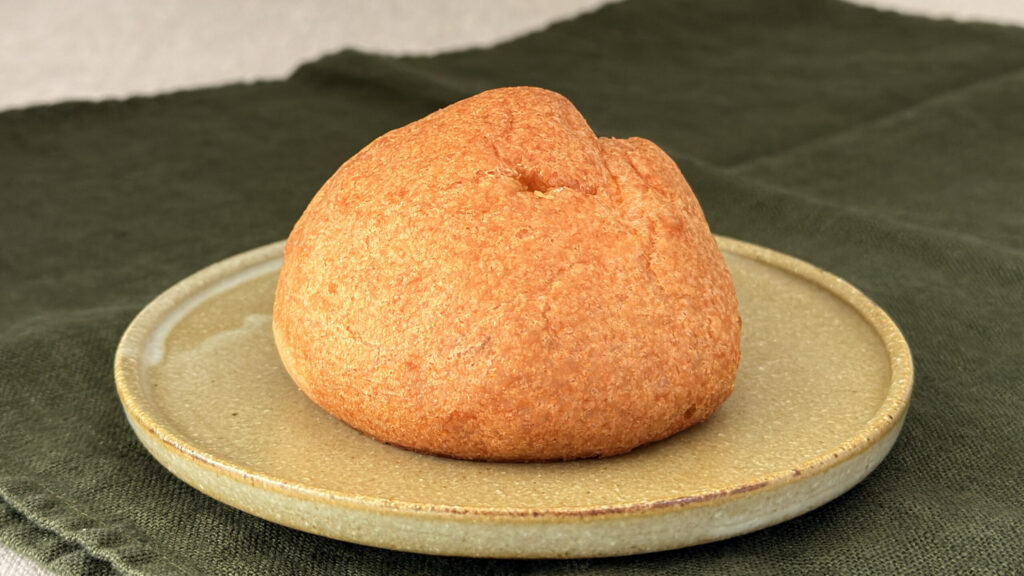 シャトレーゼ_皿にのった「ダブルシュークリーム 抹茶ミルク