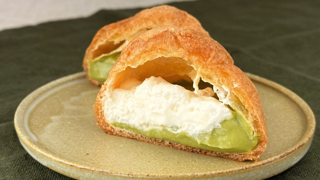 シャトレーゼ_カットした「ダブルシュークリーム 抹茶ミルク」