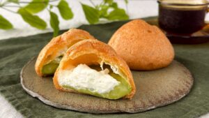 シャトレーゼ_「ダブルシュークリーム 抹茶ミルク」の皿盛り