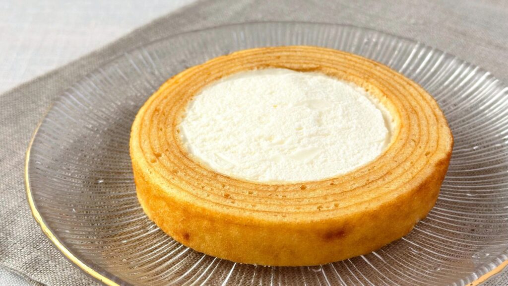 シャトレーゼ_ガラス皿にのった「純生バウムクーヘン」