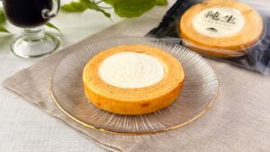 シャトレーゼ_純生バウムクーヘンのパッケージと皿盛り