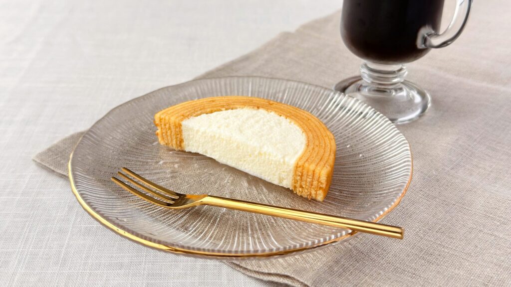 シャトレーゼ_コーヒーと「純生バウムクーヘン」が並んでいる様子