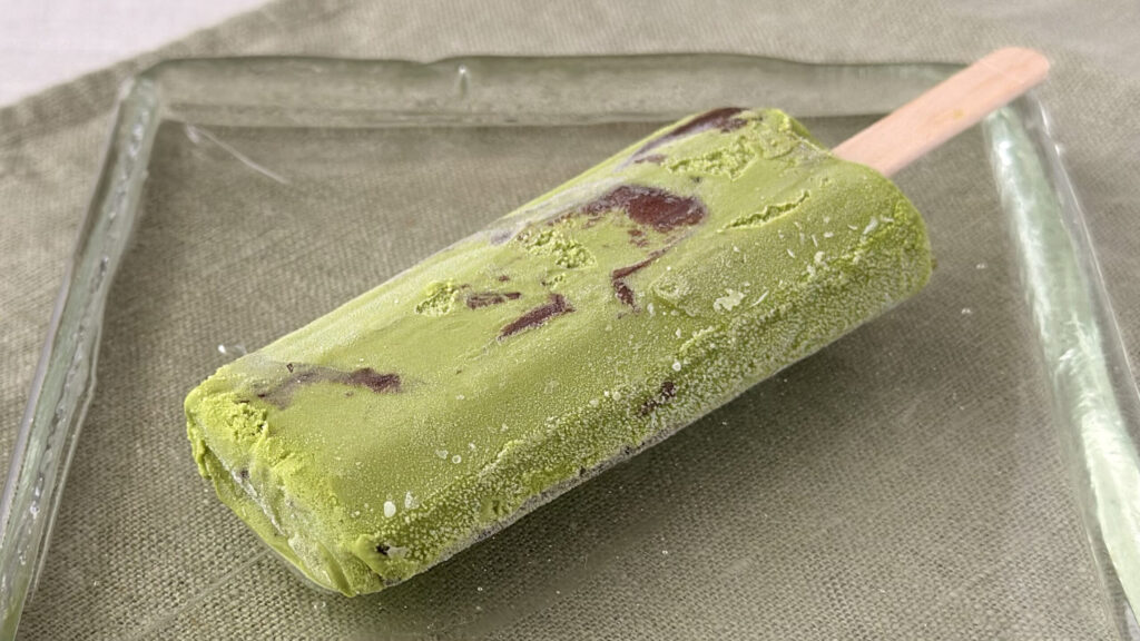 シャトレーゼ_「チョコバッキー・ザ・プレミアム 京都府産宇治抹茶」の皿のせ