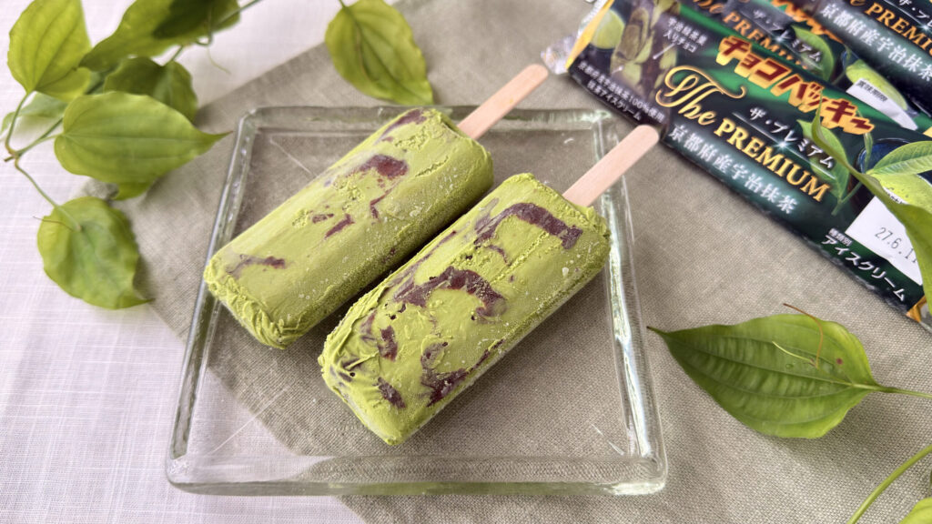シャトレーゼ_2本の「チョコバッキー・ザ・プレミアム 京都府産宇治抹茶」が並んでいる様子
