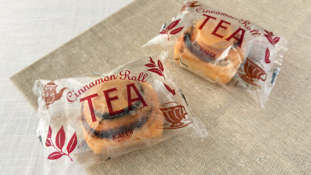 カルディ_「シナモンロール紅茶」のパッケージが並んでいる様子