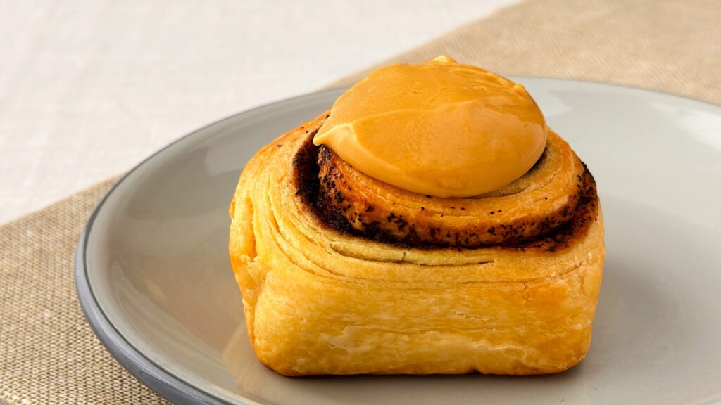 カルディ_パッケージから取り出した凍った「シナモンロール紅茶」