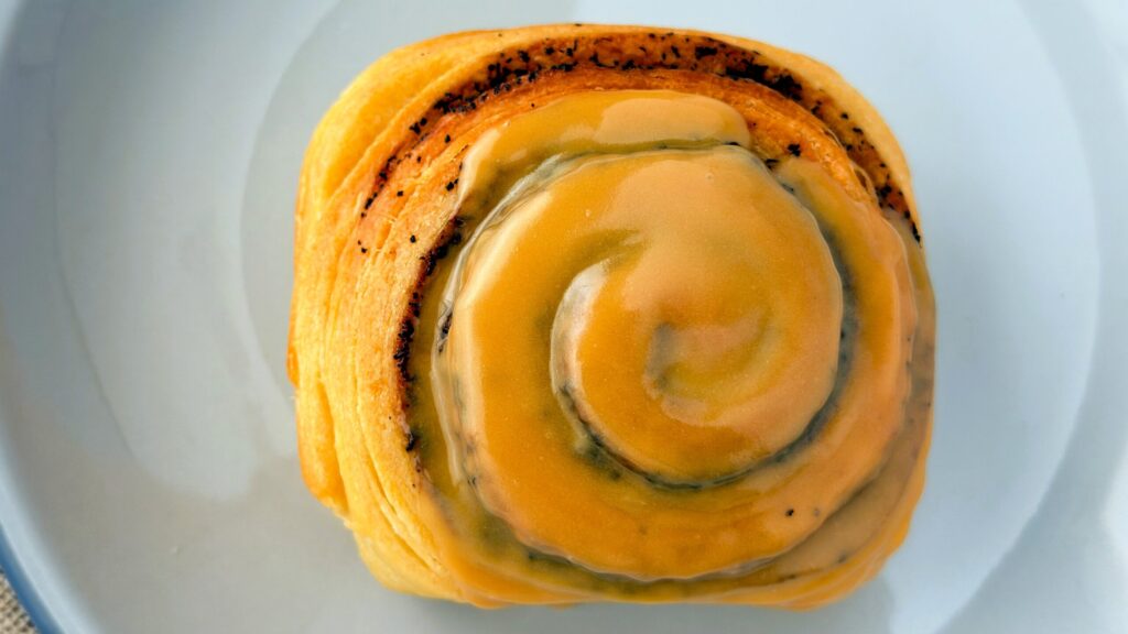 カルディ_温めたばかりのできたて「シナモンロール紅茶」のパッケージ