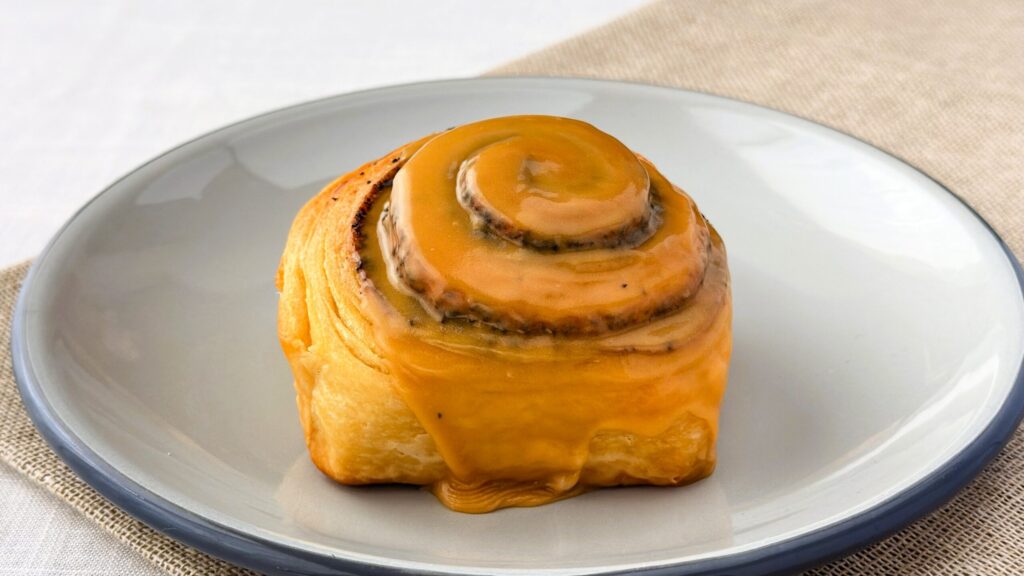 カルディ_温めた「シナモンロール紅茶」の皿のせ