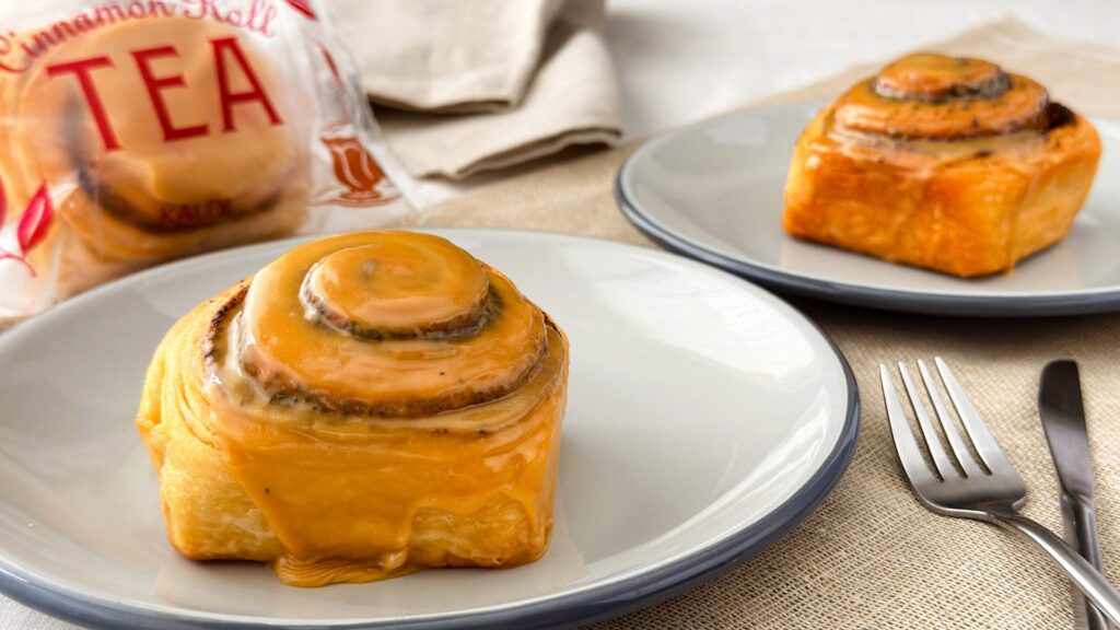 カルディ_「紅茶シナモンロール」とパッケージが並んでいる様子