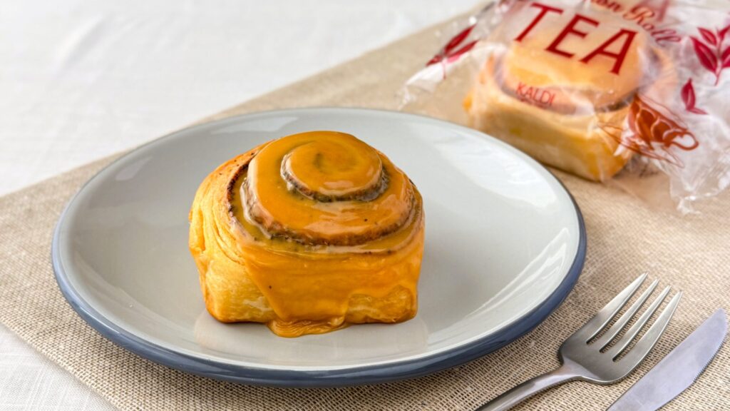 カルディ_「シナモンロール紅茶」が盛り付けられている様子