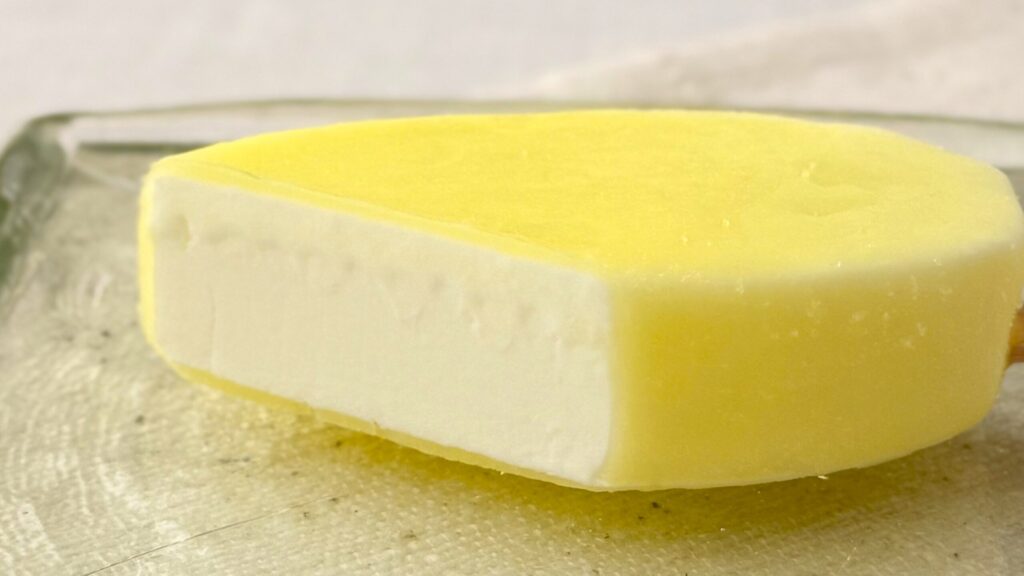 明治_「ブルガリア フローズンヨーグルトデザート 塩レモン」の断面