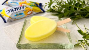 明治_「ブルガリア フローズンヨーグルトデザート 塩レモン」とパッケージが並んでいる様子