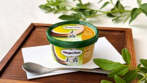 ハーゲンダッツ_「玉露」とスプーンが並んでいる様子