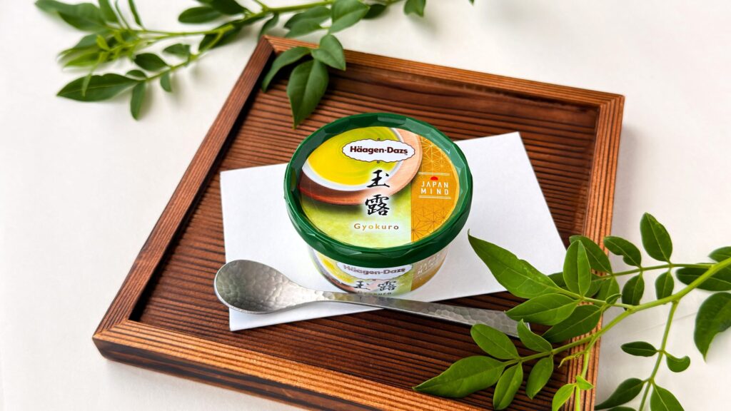 ハーゲンダッツ_お盆の上にのった「玉露」のパッケージ