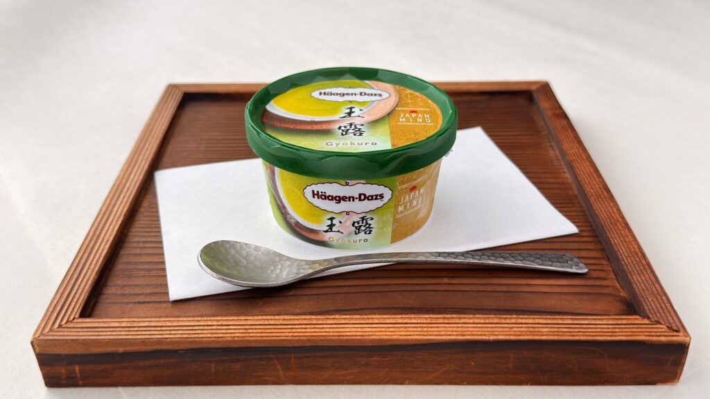 ハーゲンダッツ_「玉露」がお盆にのっている様子