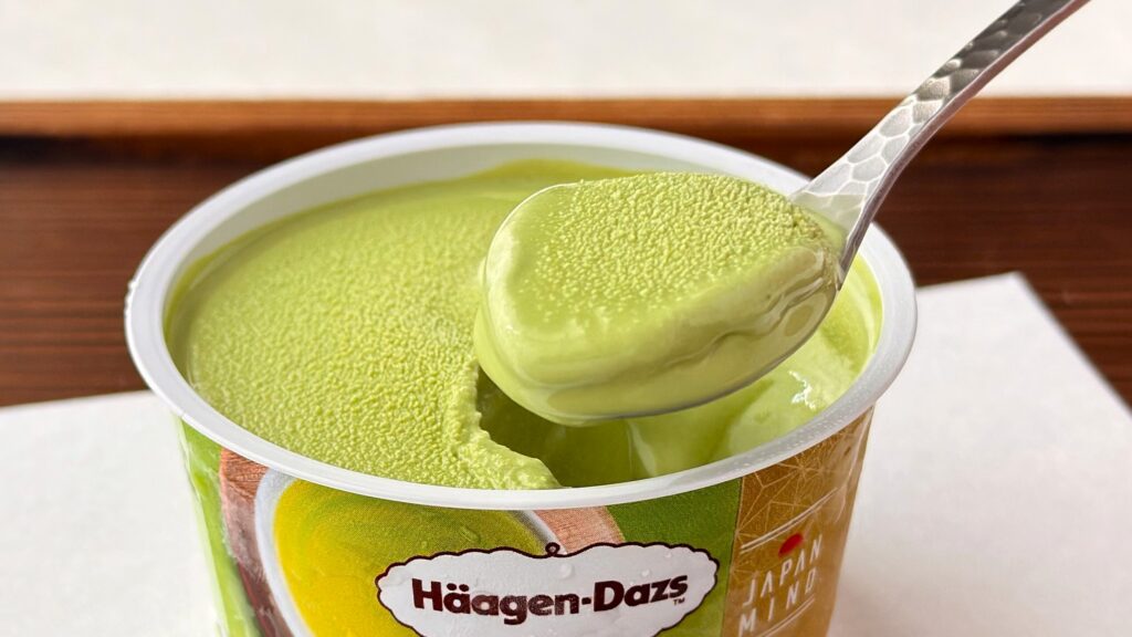 ハーゲンダッツ_「玉露」をスプーンですくっている様子