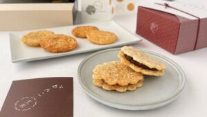 富士見堂_「あんこ天米」と「東京鈴せんべい」の皿盛り