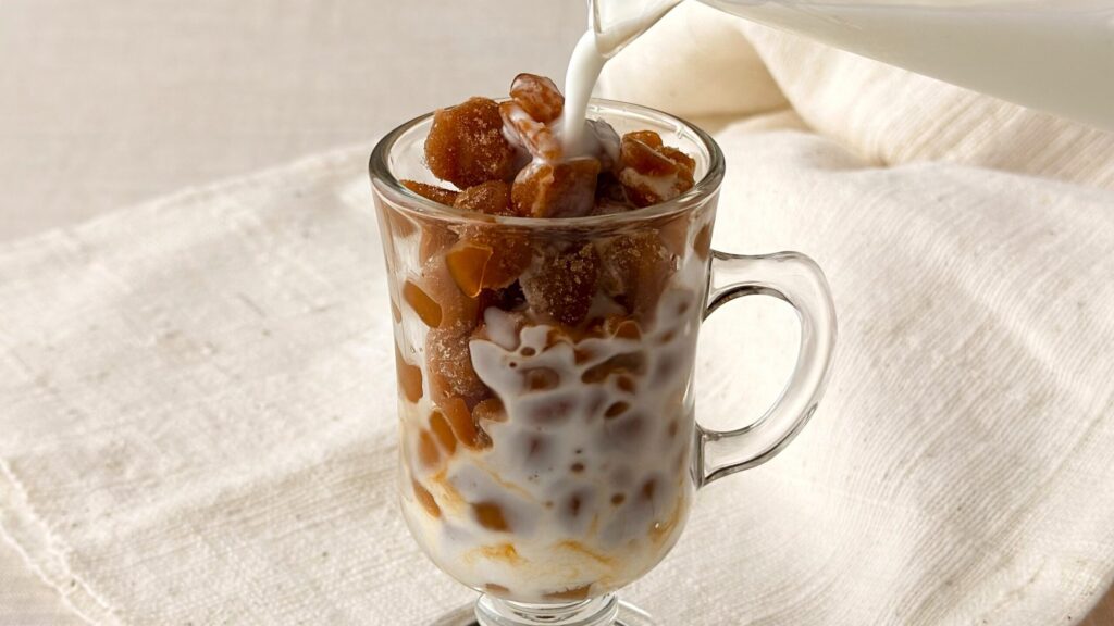 アイスライン_「ドトール氷deアイスロイヤルミルクティー」に牛乳を注いでいる様子