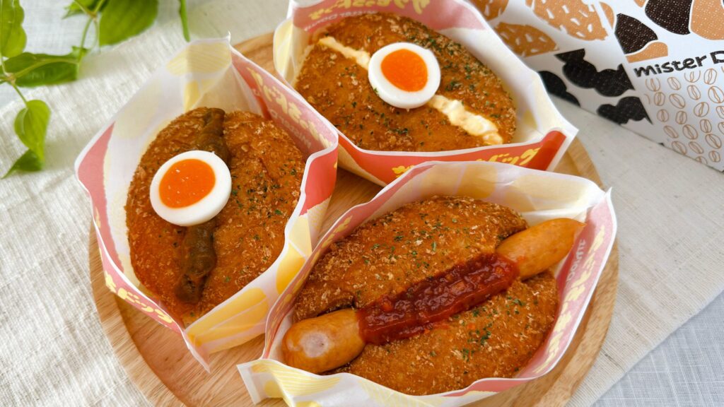 ミスタードーナツ_「ザクもっちドッグ」とパッケージ並んでいる様子