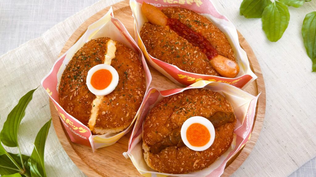 ミスタードーナツ_木皿に盛り付けた3種類の「ザクもっちドッグ」