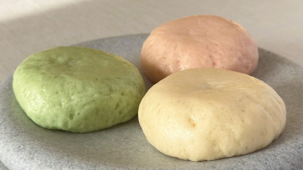 和菓子村上_丸皿に盛り付けた「氷室饅頭」