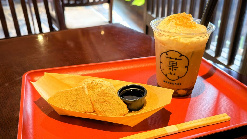 和菓子村上東山店_「わらび餅 きな粉」と「加賀の国ほうじ茶」がお盆にのっている様子