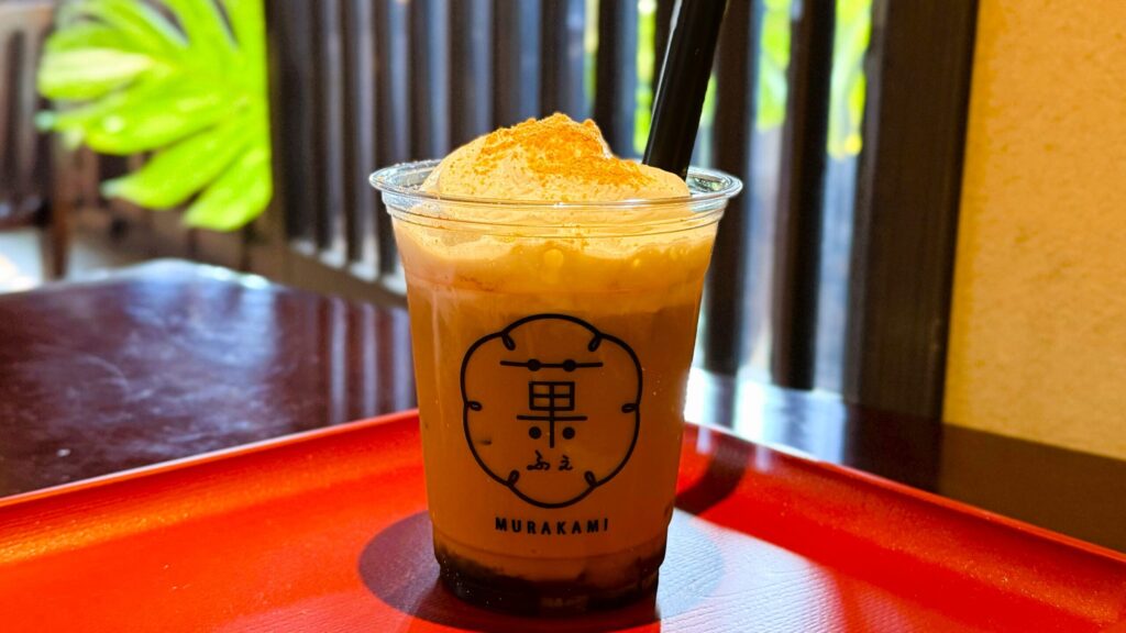 和菓子村上東山店_お盆の上にのった「加賀の国ほうじ茶」