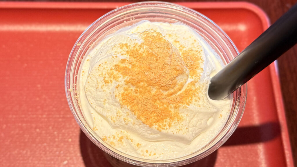 和菓子村上東山店_きな粉が振りかけられた「加賀の国ほうじ茶」