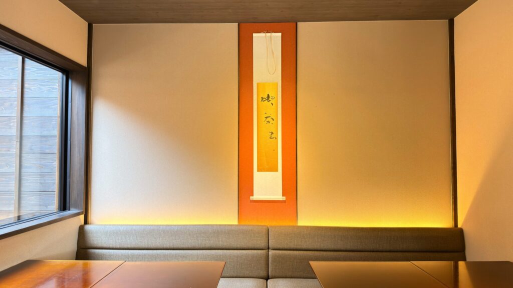 和菓子村上東山店_店内2階のソファー席