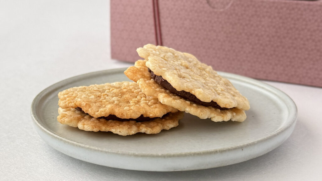 富士見堂_「あんこ天米」とパッケージが並んでいる様子