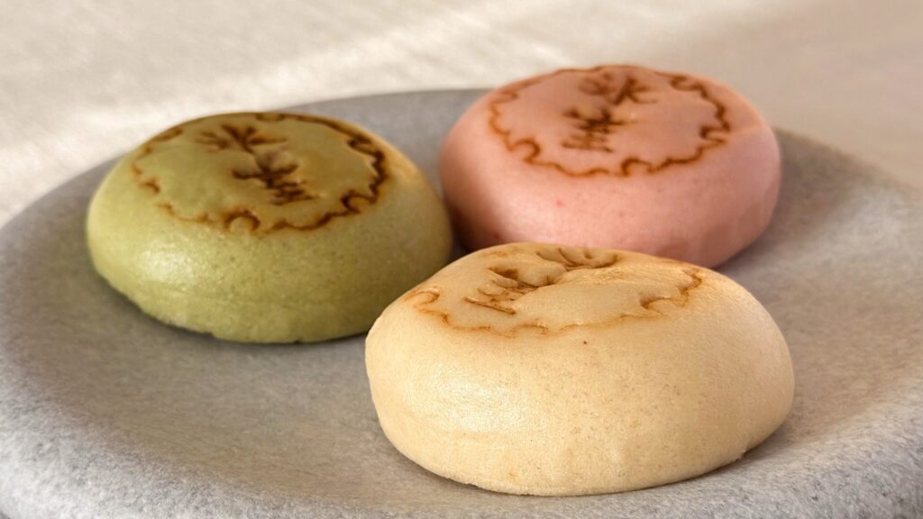 山中石川屋_丸皿に盛り付けた「氷室饅頭」
