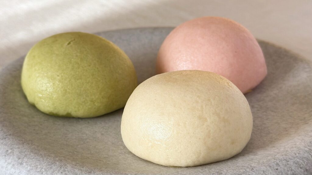 森八_丸皿に盛り付けた「氷室饅頭」