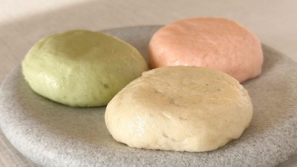 樫田堂_丸皿に盛り付けた「氷室まんじゅう」